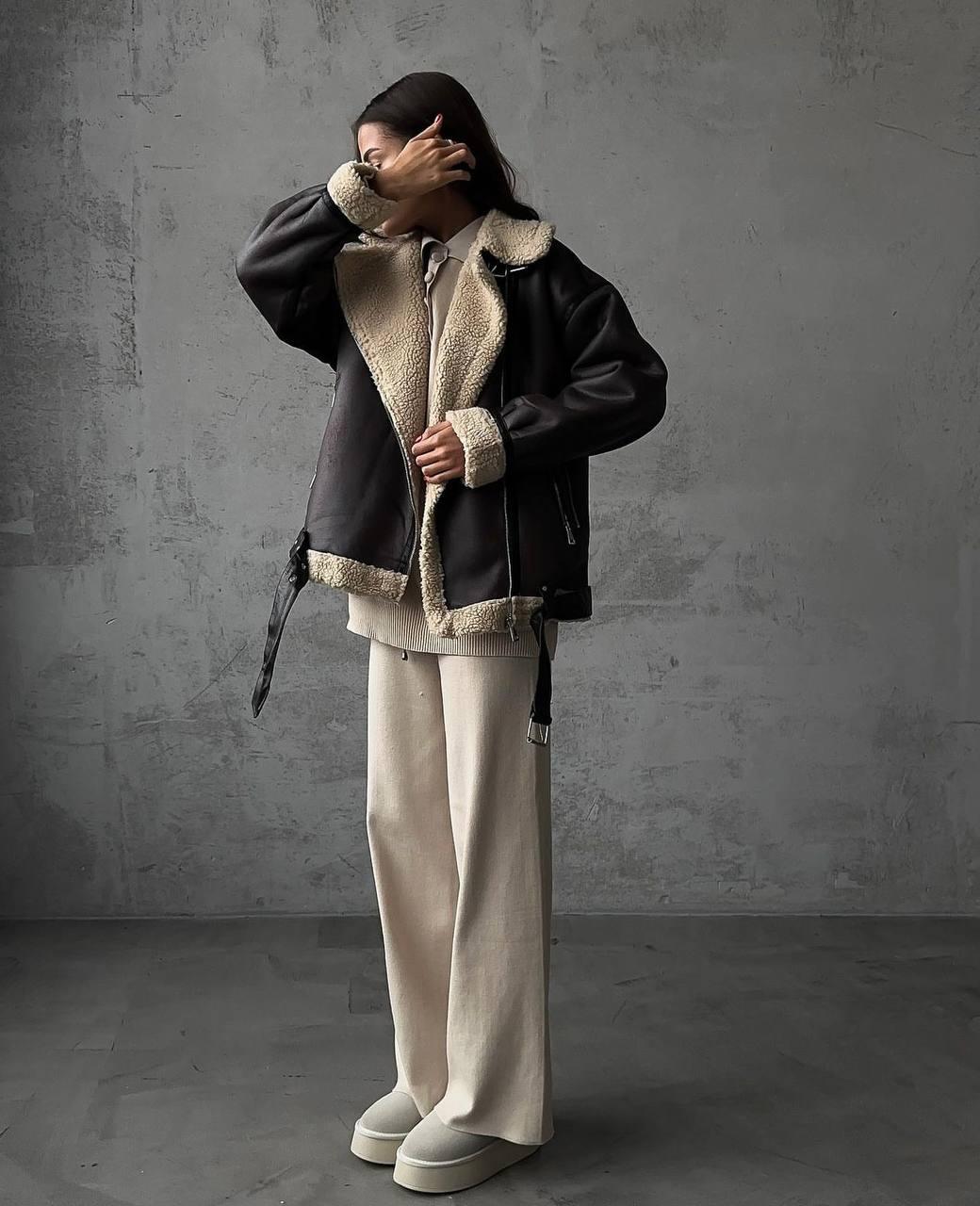 Жіноча подовжена коричнева дублянка в стилі оверсайз., фото 1