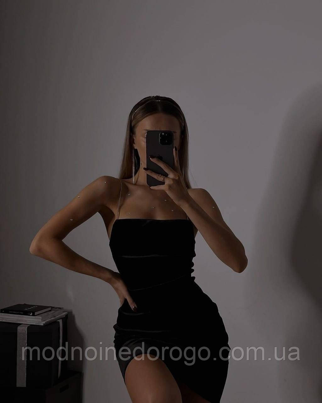 Жіноча чорна класична оксамитова міні сукня. Коротка сукня з відкритою спиною, на тонких бретелях зі страз