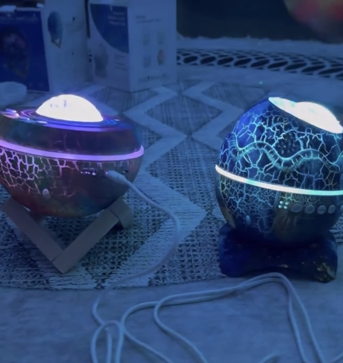 Проектор звездного неба и галактики яйцо, Проектор фиолетовый лазерный с блютуз колонкой и пультом 8 Вт - фото 1 - id-p2047881402