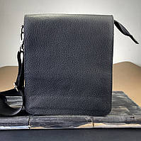 Шкіряна чоловіча сумка в чорному кольорі з клапаном на багато відділень