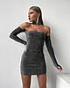Срібляста жіноча вишукана облягаюча силуетна міні-сукня з люрексу з чокером та рукавичками, фото 3