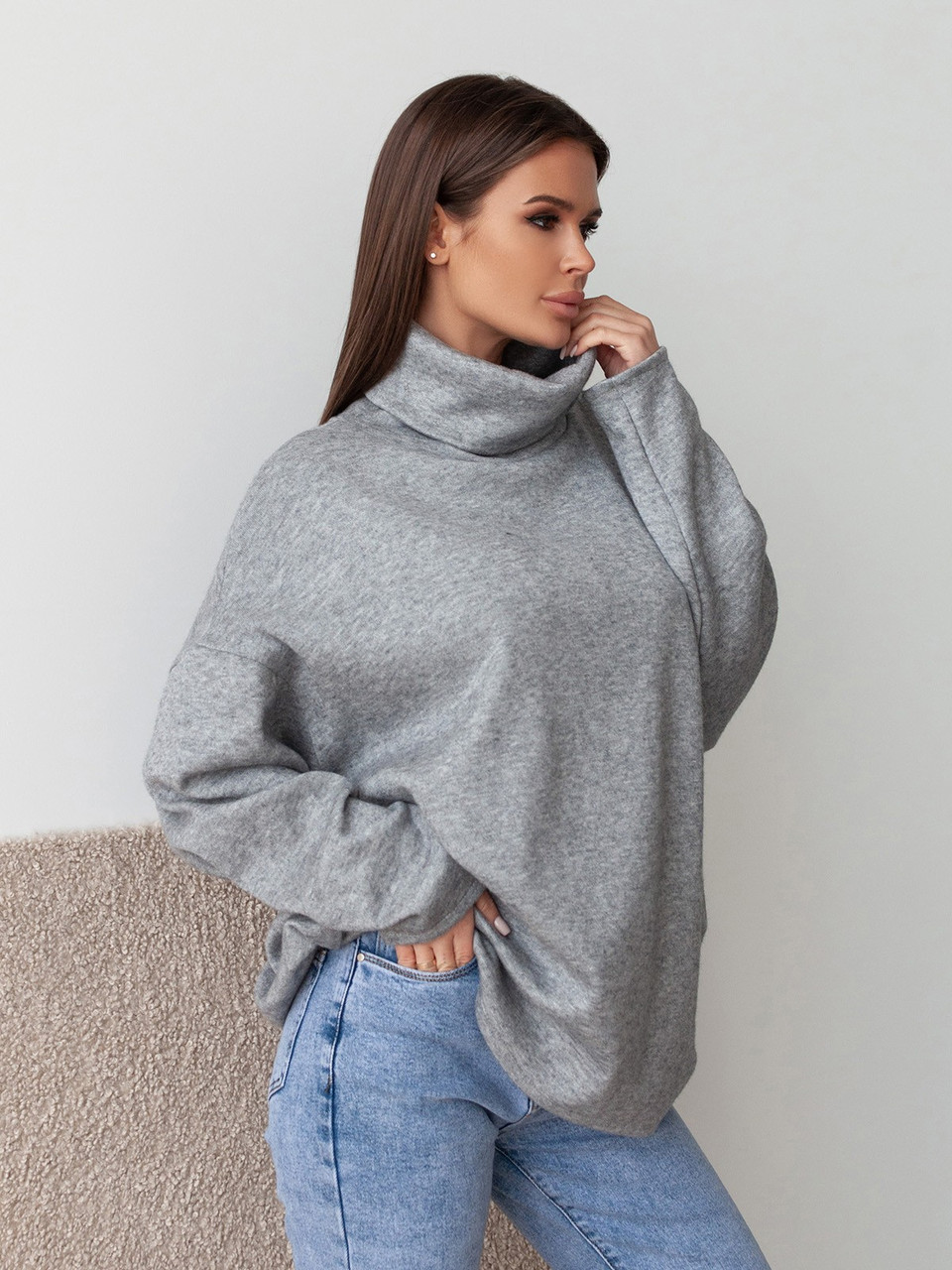 Жіночий сірий ангоровий светр оверсайз