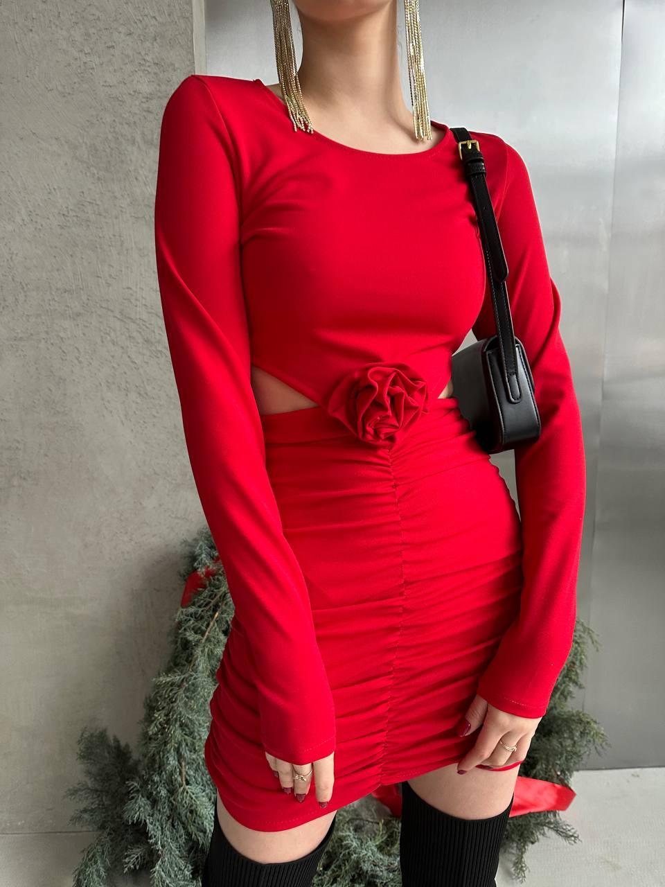 Червона жіноча сукня з креп-дайвінгу по фігурі з розрізами, драпіруванням і трояндою ручної роботи