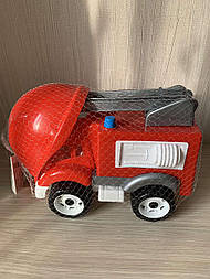 Пожежна машина з висувними сходами, задніми дверцятами та червона каска