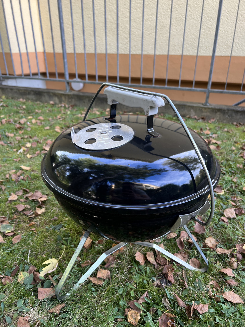 Weber Smokey joe - фото 1 - id-p2048299688