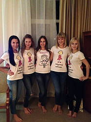 Красивые девчонки празднуют девичник.