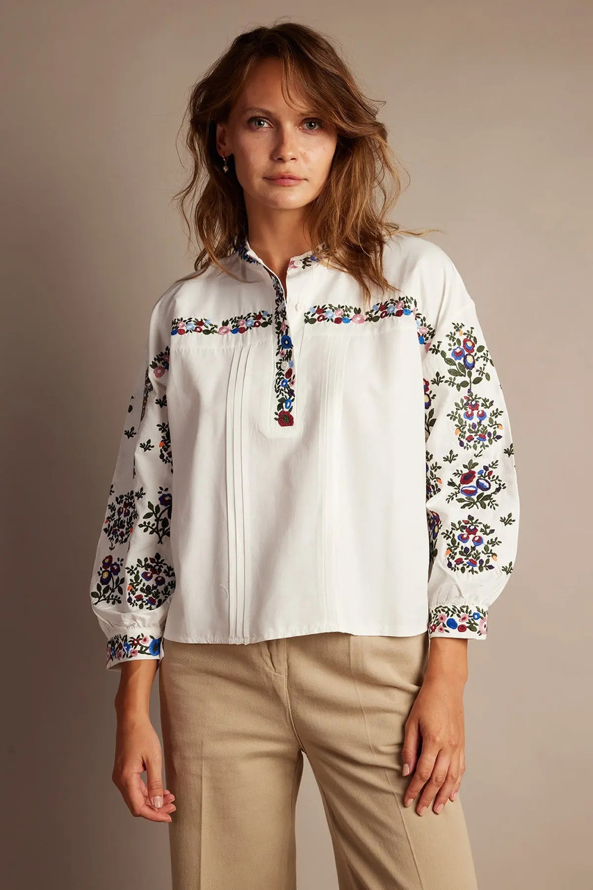 Вишиванка жіноча з квітковим візерунком