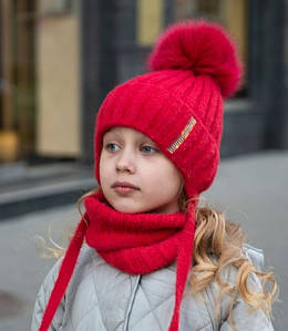 Червона зимова шапка для дівчинки, Дитяча шапка без зав'язок на флісі зимова