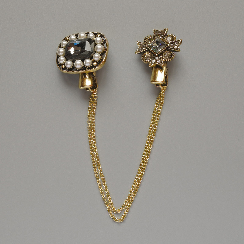 Брошка для кардиганів Акцент сірі стрази, білі намистини, золотистий метал 25х25мм, 21х25мм ланцюжок 12 см, фото 1