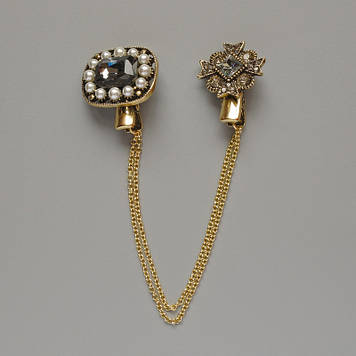 Брошка для кардиганів Акцент сірі стрази, білі намистини, золотистий метал 25х25мм, 21х25мм ланцюжок 12 см