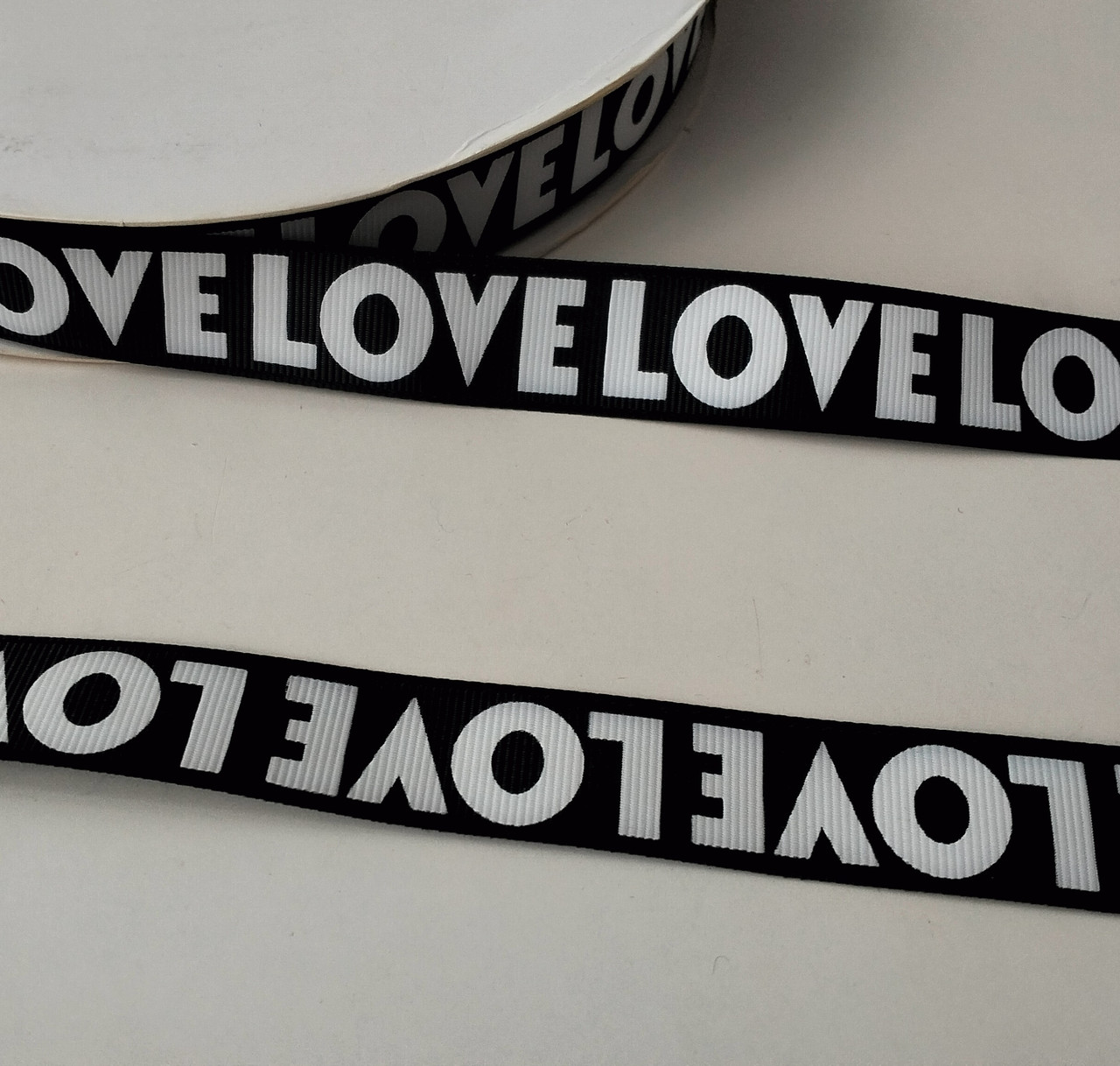Чорна репсова стрічка "Love" 2см