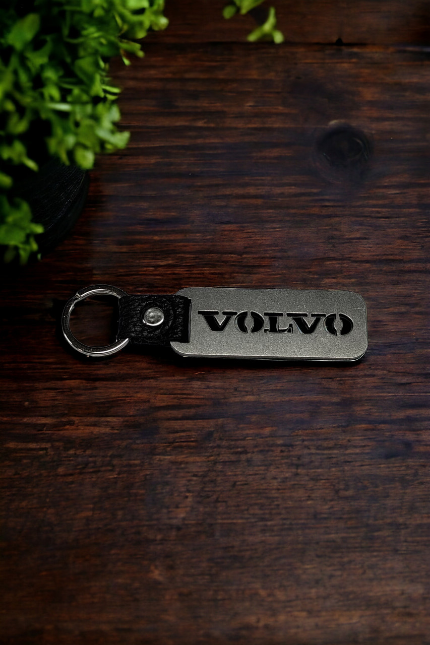 Брелок з металу та назвою марки VOLVO