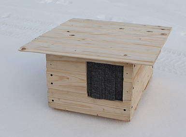 Дерев'яний будиночок на вулицю для котиків з утепленим полом та шторою 50*35 см №1