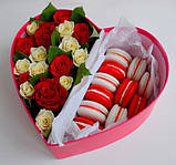 Коробка у формі серця з макаронс і квітами мікс, фото 2