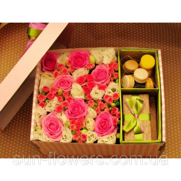 Коробка з макаронів із квітами та подарунком, фото 1