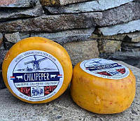 Натуральний голландський сир Гауда "CHILPEPER" ручної роботи з перцем чилі та перцем піменто
