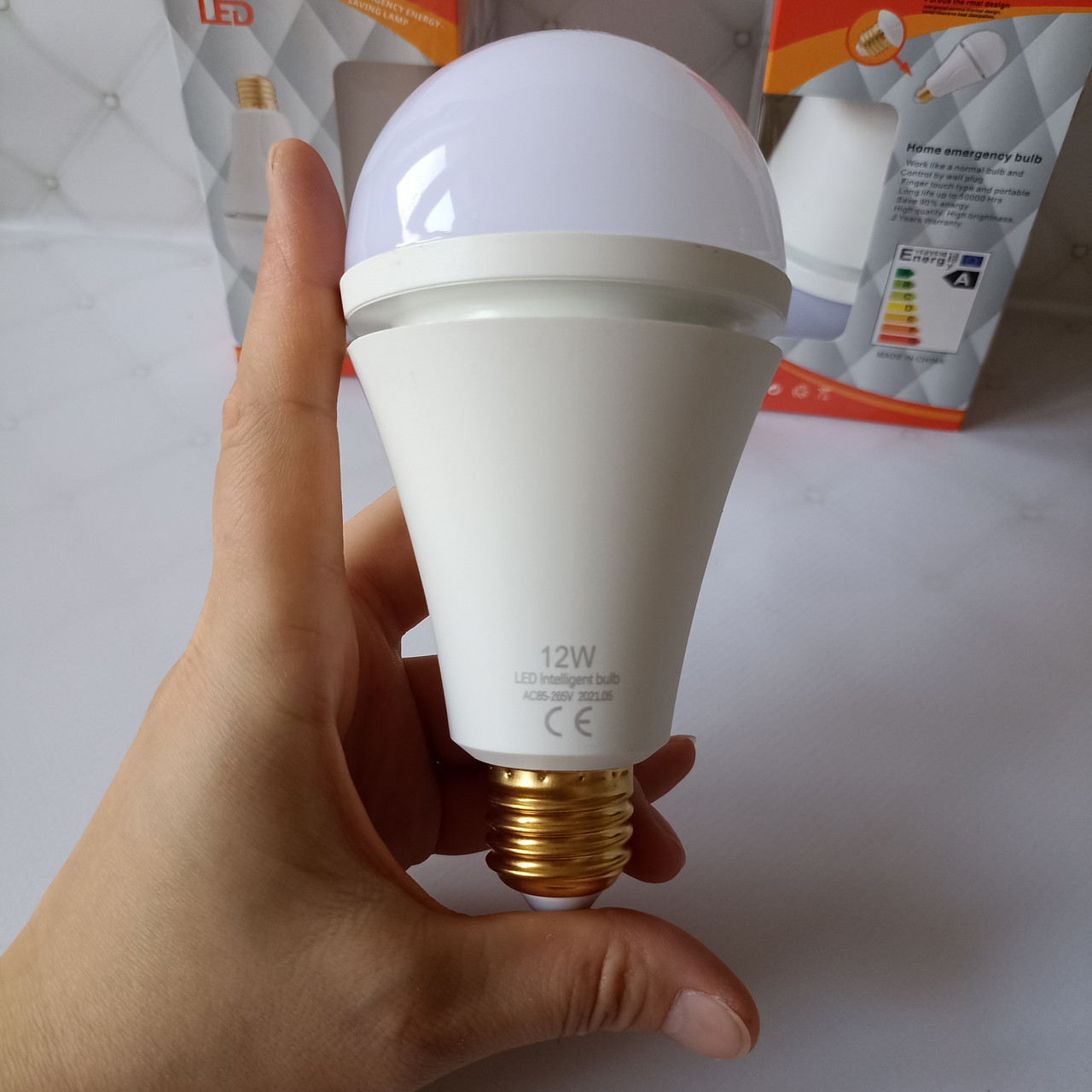Яскрава Аварійна лампочка Лампа енергозберігаюча світлодіодна Led 12W E27 6500K  з акумулятором 18650