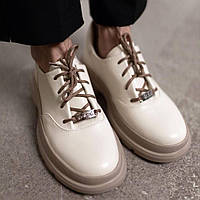 Стильные женские туфли из натуральной кожи молочного цвета на тракторной подошве на шнурках
