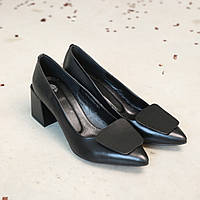 Женские туфли из натуральной кожи на каблуке черного цвета