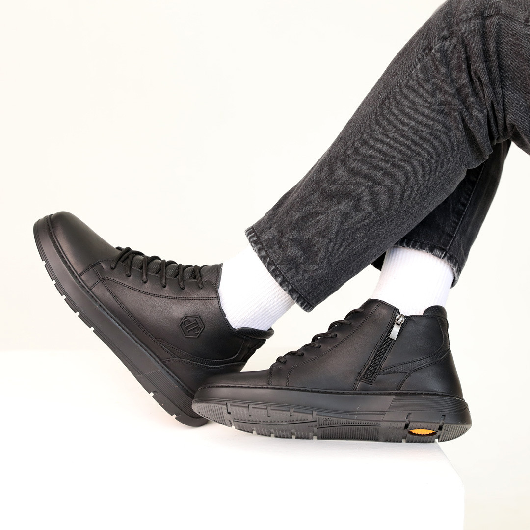 Зимові чоловічі черевики з натуральної шкіри на натуральному хутрі на блискавці чорного кольору