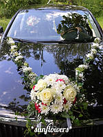 Прикраса з живих квітів на весільну машину