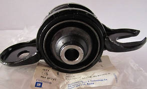 Сайлентблок заднього важеля задній правий Еванда Епіка 96440047 GM оригінал