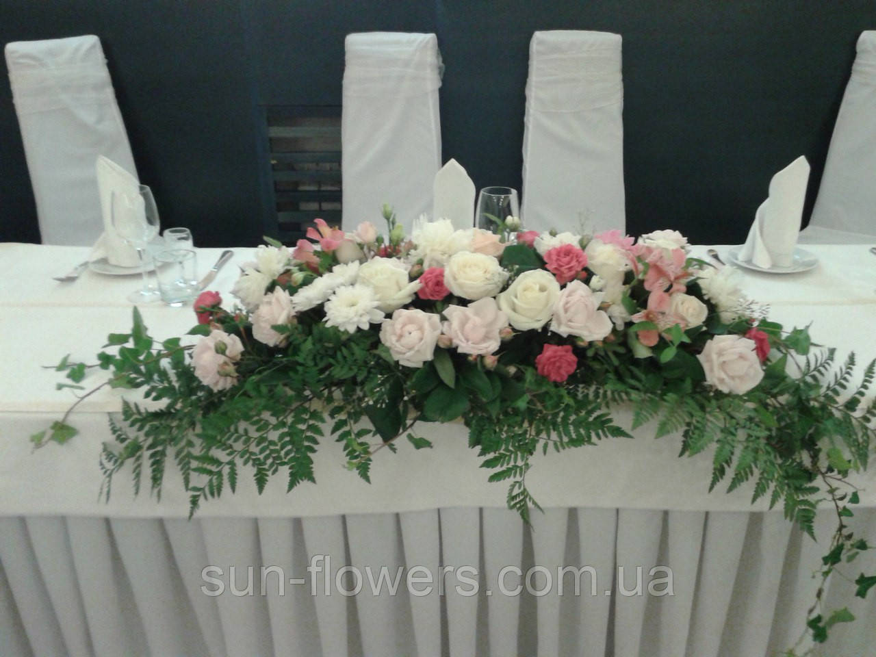 Композиція на стіл молодих з живих міксованих кольорів, фото 1