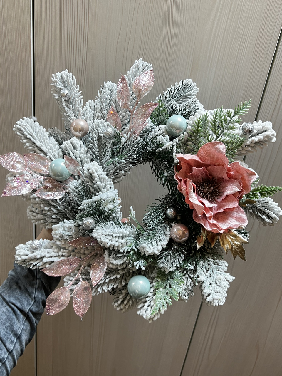 Новорічний вінок на стіл в ніжних тонах разом з свічкою , різдвяний віночок