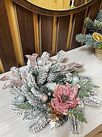 Новорічний вінок на стіл в ніжних тонах разом з свічкою , різдвяний віночок