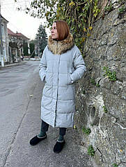 Довга жіноча куртка з хутром єнота