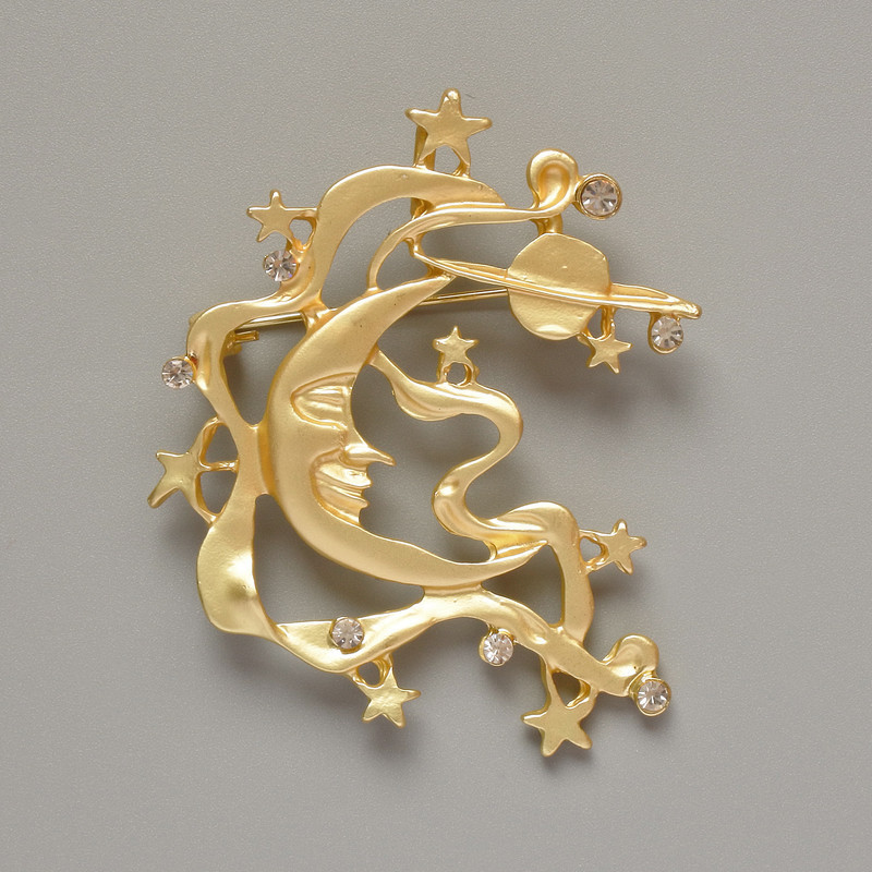 Брошка кулон Місяць білі стрази, золотистий матовий метал 43х51мм купити біжутерію гуртом в інтернеті