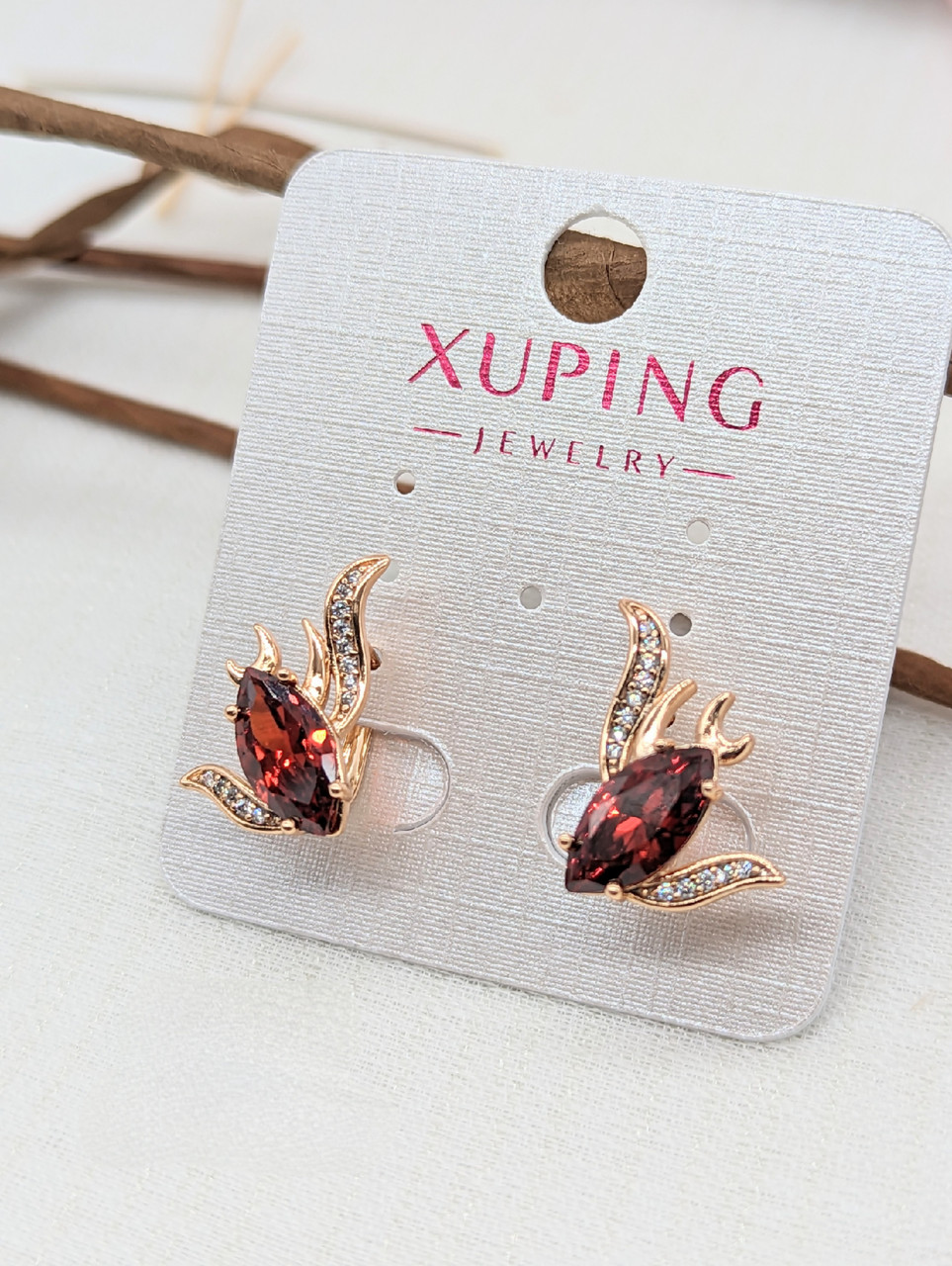 Сережки Xuping Jewelry незвичайної форми Красиві сережки з червоним каменем з фіаніту діаметр 1,2 см × 2 см