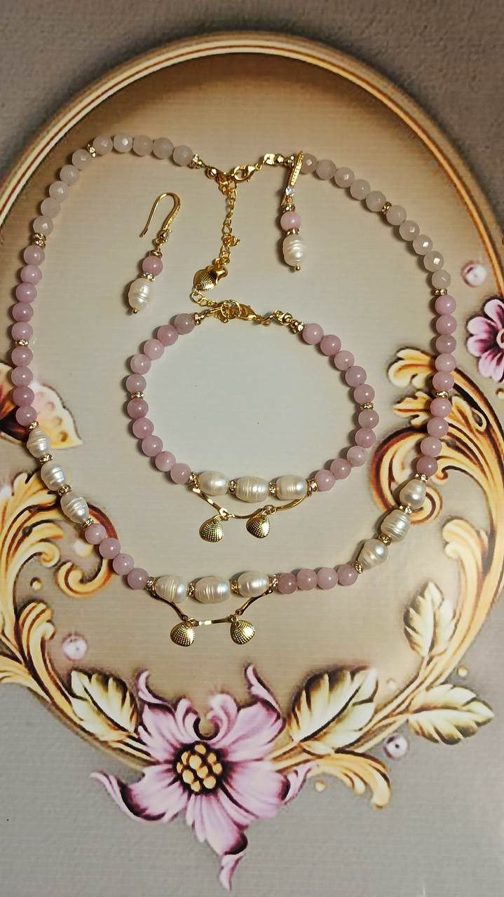 Комплект прикрас із натуральних каменів кунціту, рожевого кварцу та перлів, фурнітура 18 К позолота