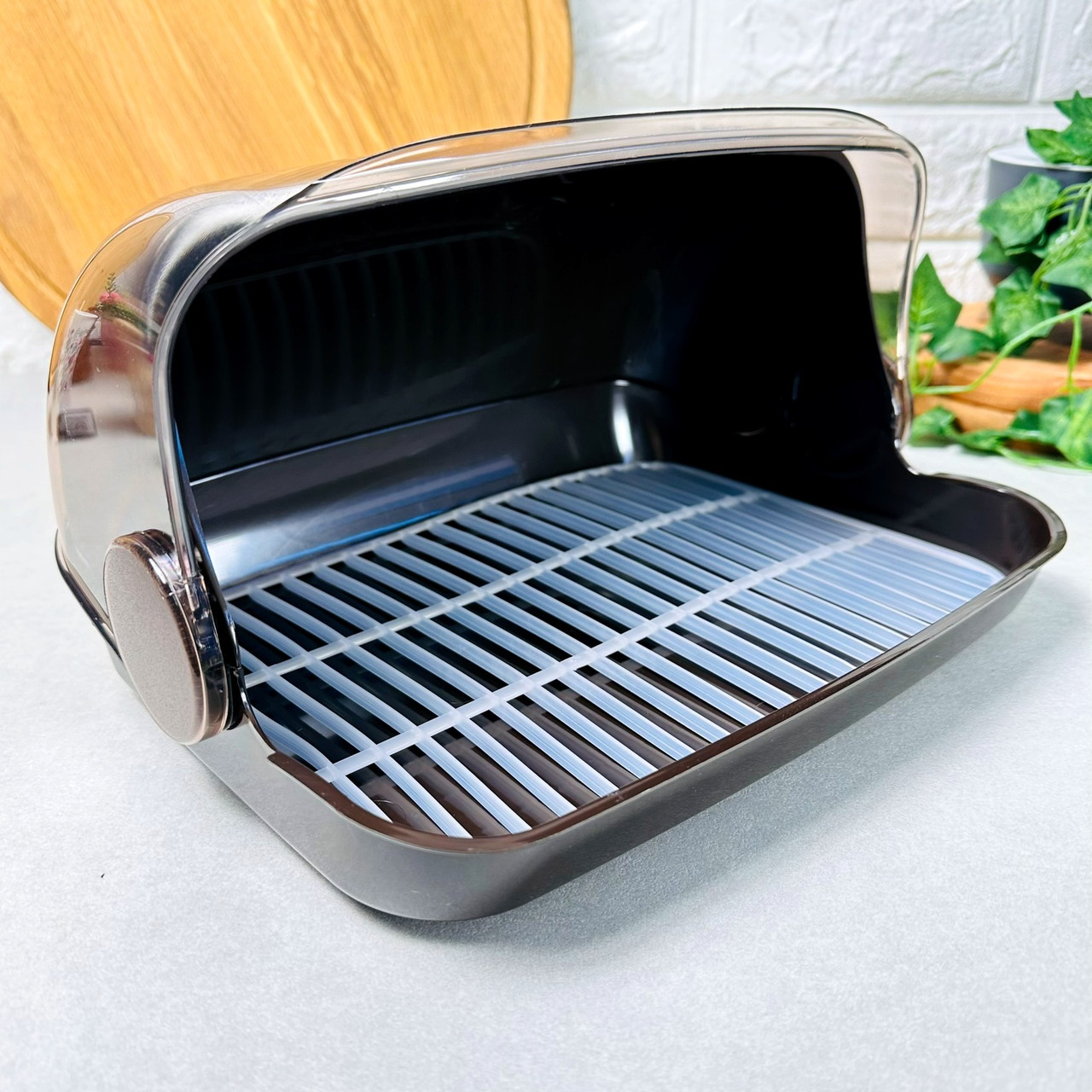 Невелика коричнева пластикова хлібниця з відкидною кришкою