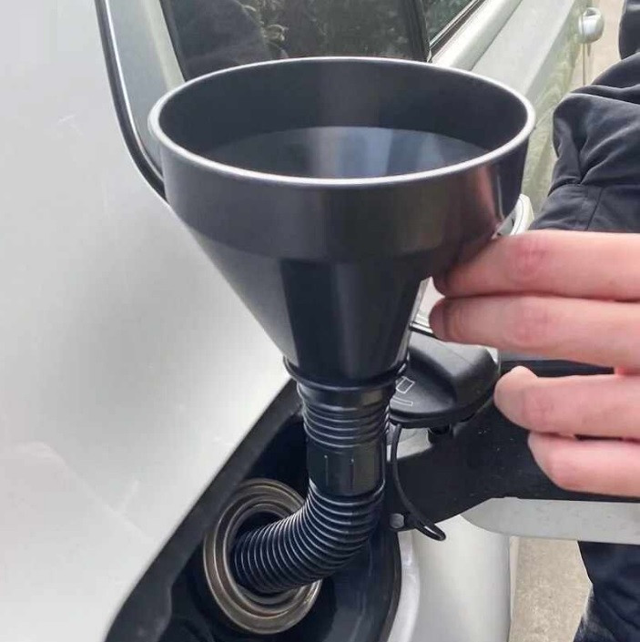 Автомобільна лійка з гнучким шлангом і фільтром для заправки пального, масла та інших робочих рідин