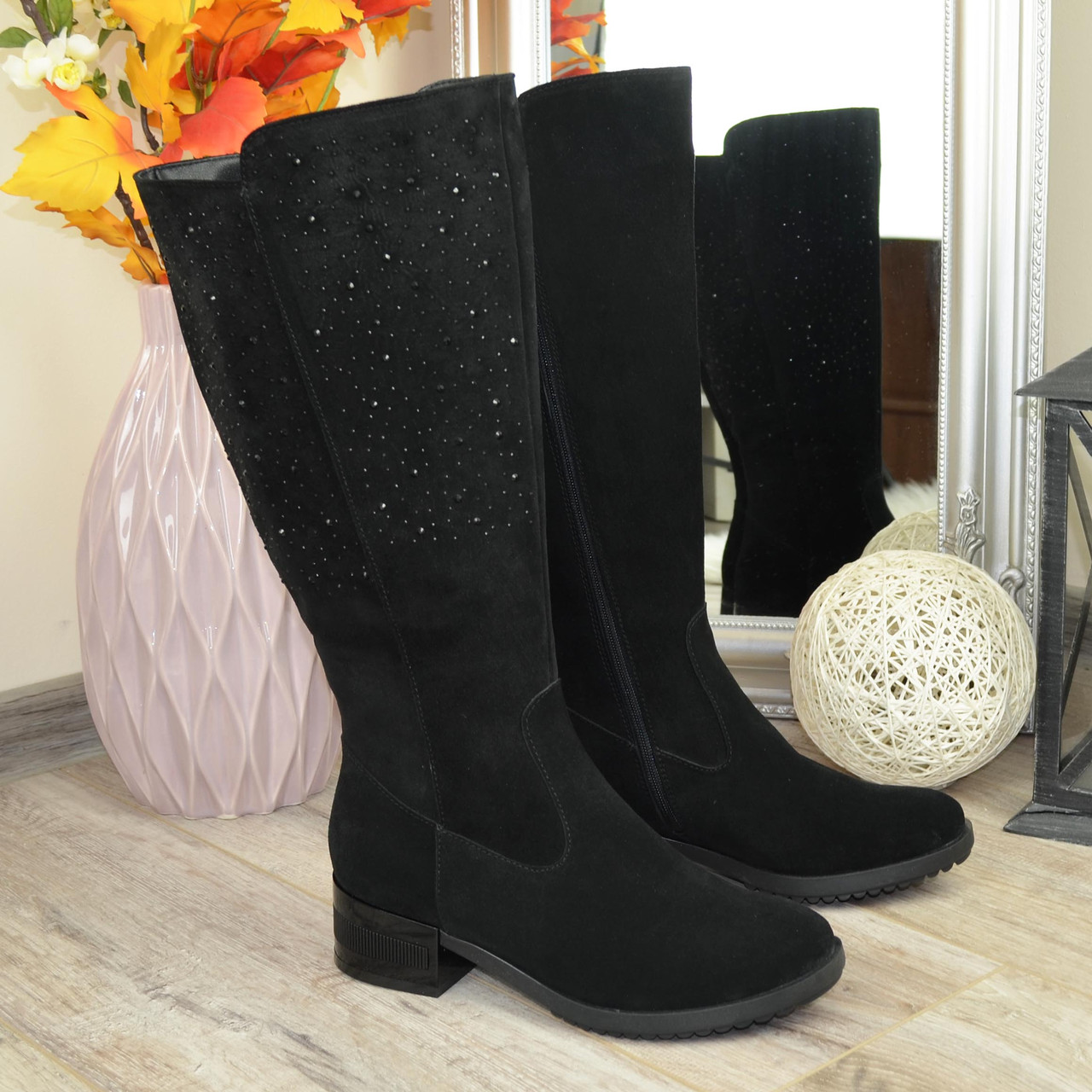 Чоботи жіночі чорні замшеві на невисокому каблуці, декоровані накаткою каменів. Батал!, фото 1