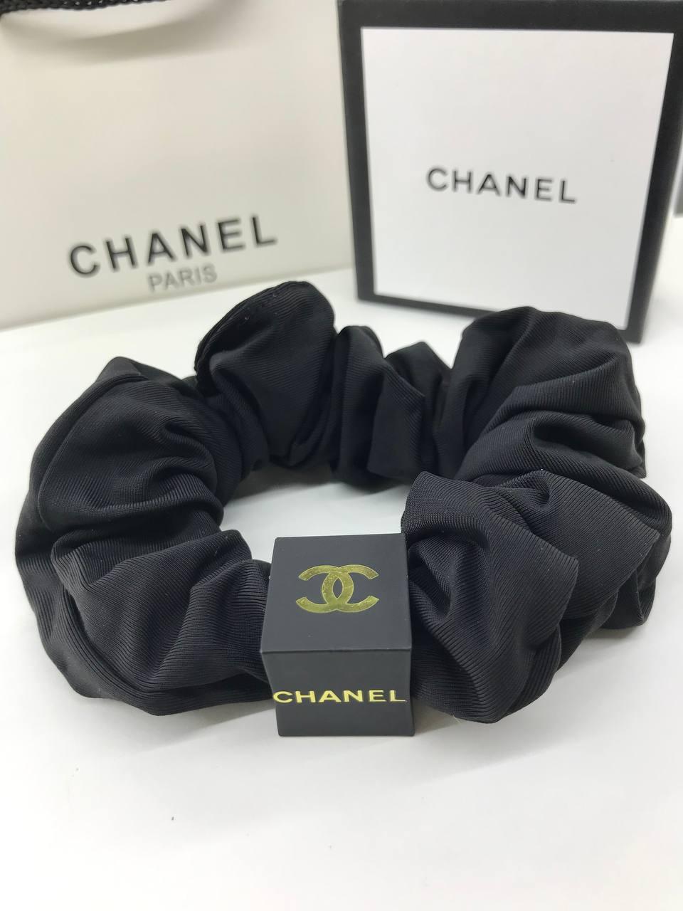 Резинка шелковая крупная, черная для волос с логотипом Шанель/Chanel - фото 1 - id-p2053861157