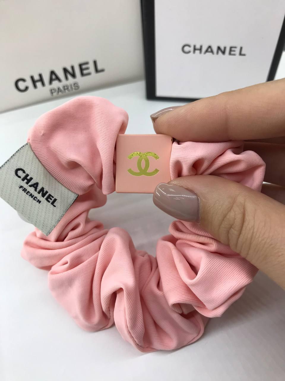 Шовкова гумка велика, рожева для волосся з логотипом Шанель/Chanel