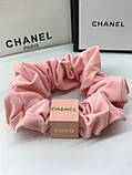 Шовкова гумка велика, рожева для волосся з логотипом Шанель/Chanel, фото 3