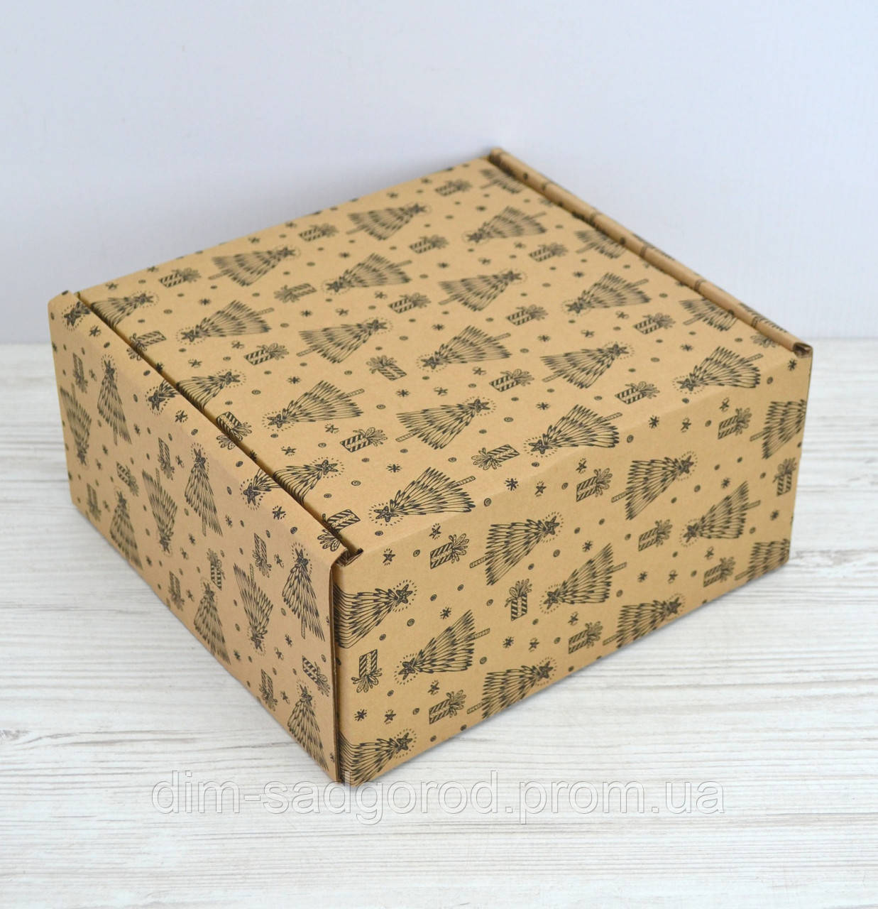 Коробка новорічна ялинки коричнева 21*20,5*10,5см