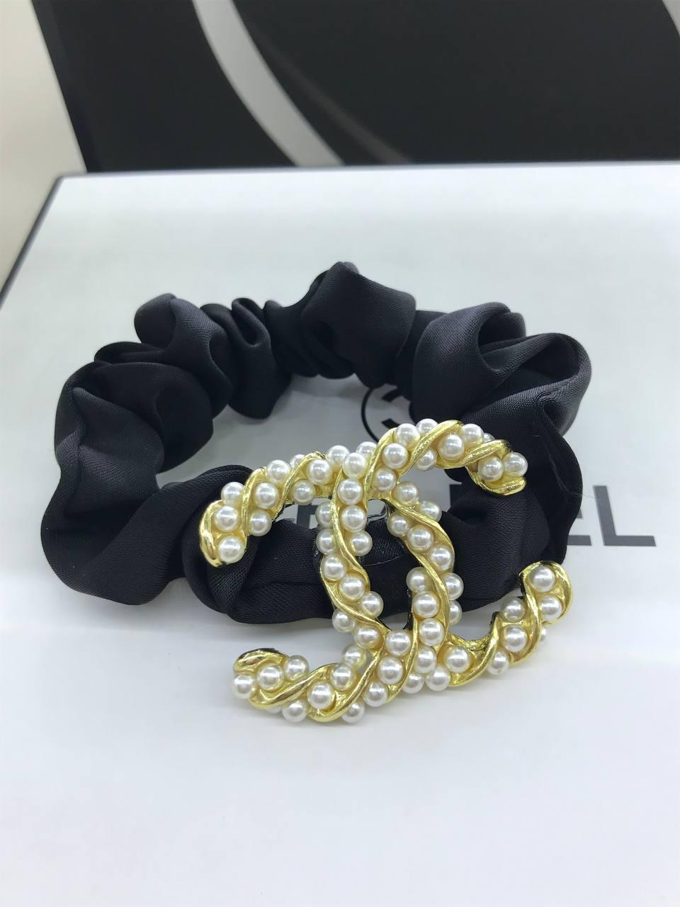 Шовкова гумка середня для волосся з перлами і логотипом Шанель/Chanel
