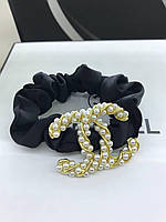 Резинка шелковая средняя для волос с жемчугом и логотипом Шанель/Chanel