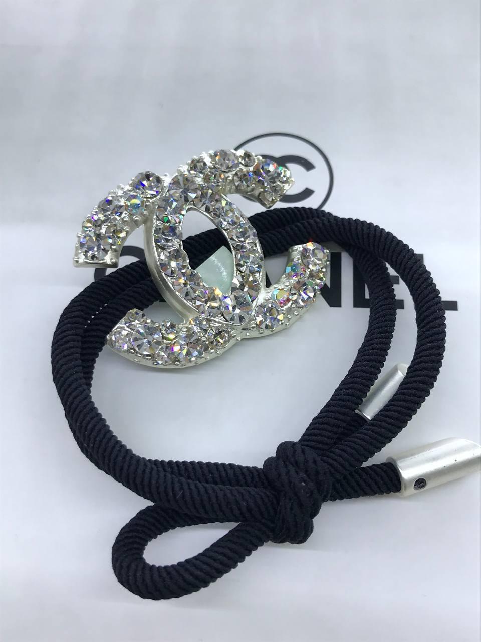 Гумка тонка для волосся з камінням та логотипом Шанель/Chanel