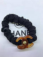 Резинка шелковая для волос с янтарным логотипом Шанель/Chanel