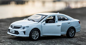 Модель автомобіля Toyota Camry масштаб: 1:32. Іграшкова машинка Toyota Camry (звук, світло). Металева інерційна машинка
