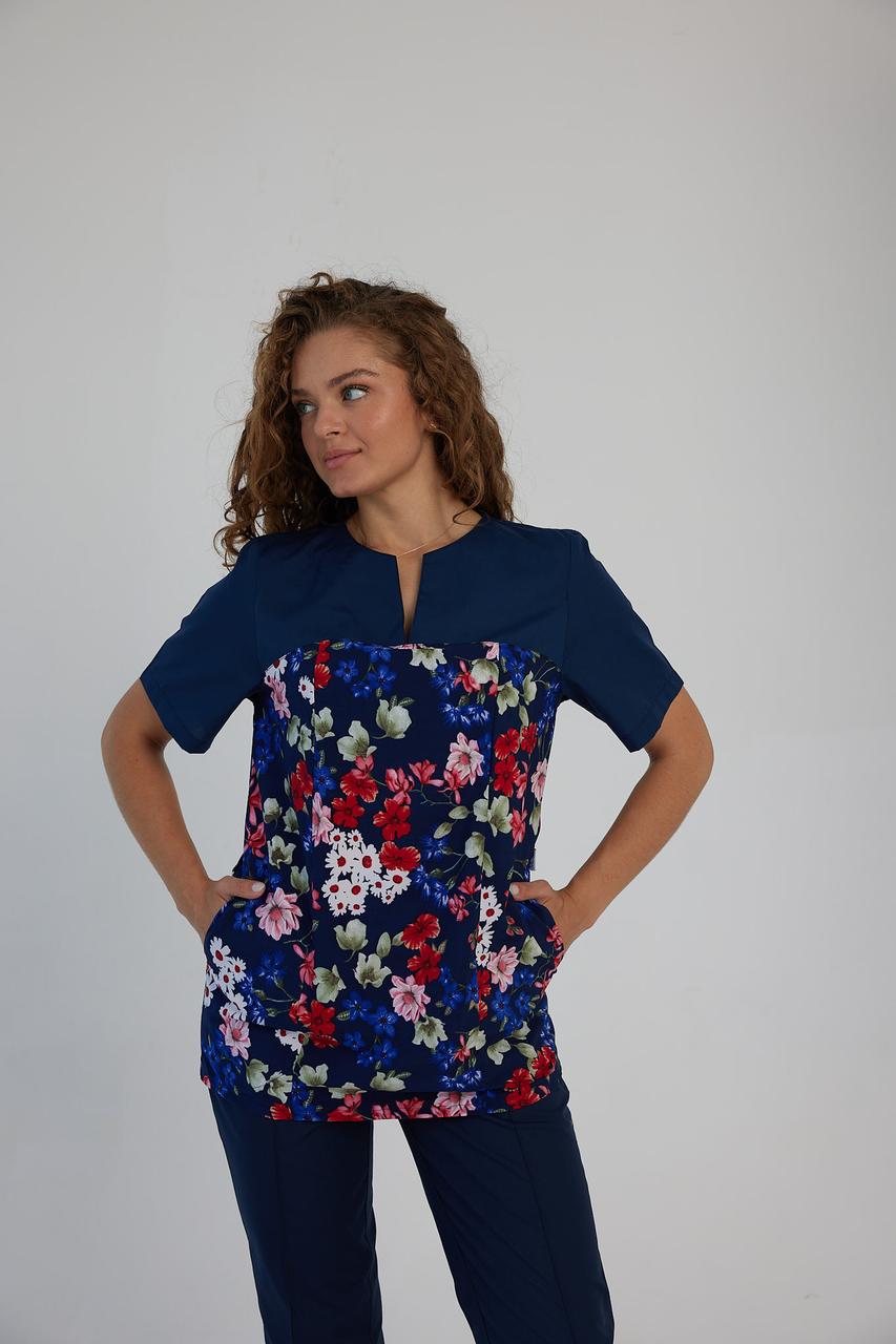 Жіночий медичний костюм Фіалка з принтом сині квіти - Костюм косметолога - Костюм масажиста