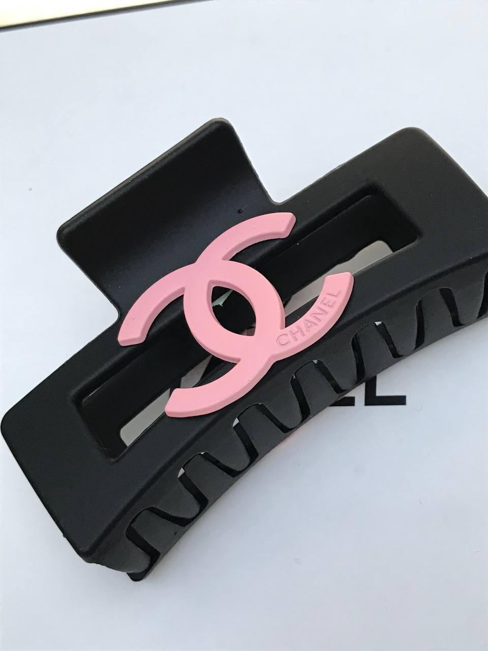 Заколка краб большой черный для волос с розовым логотипом Chanel - фото 3 - id-p2053941780