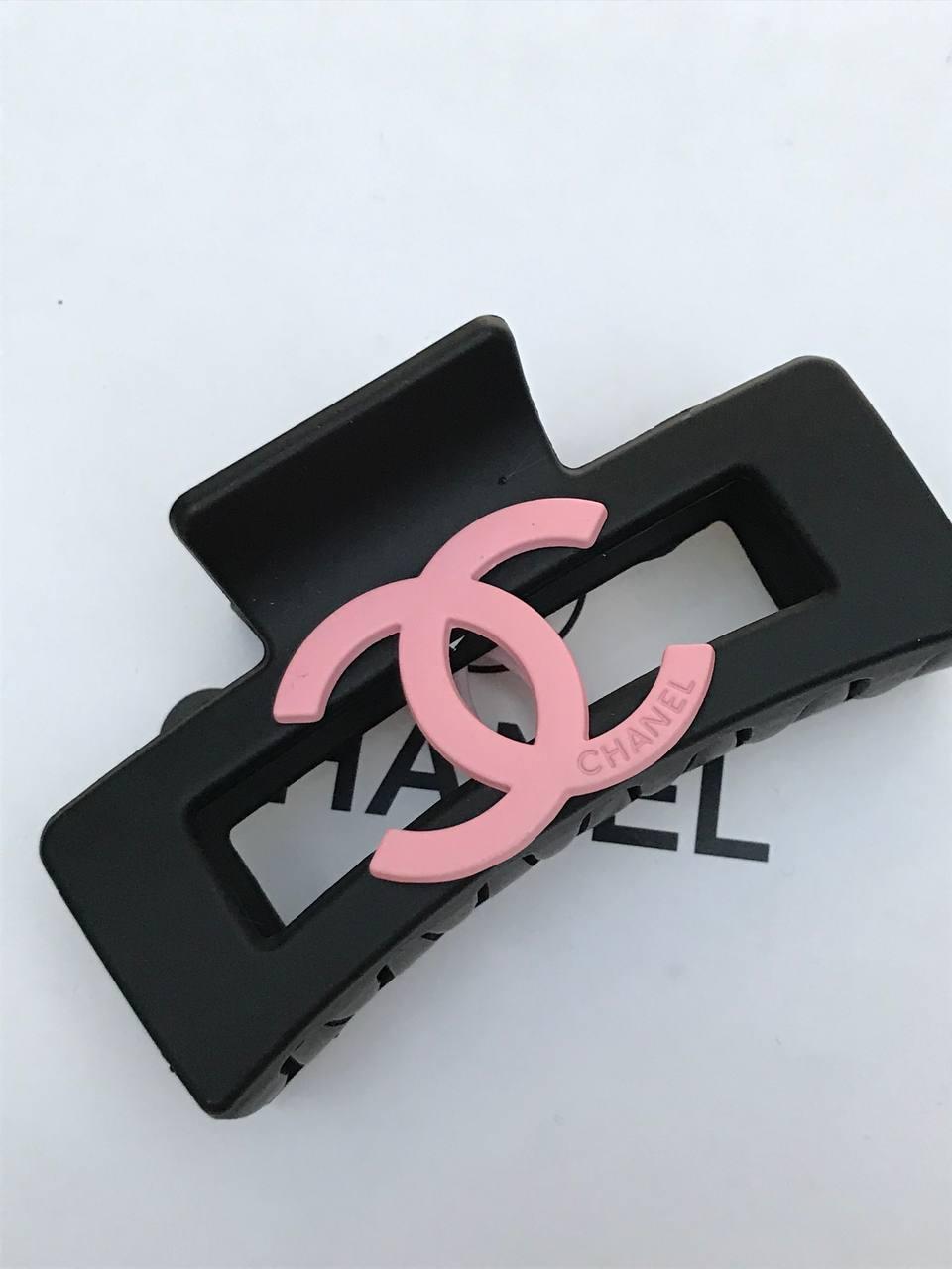 Заколка краб большой черный для волос с розовым логотипом Chanel - фото 1 - id-p2053941780