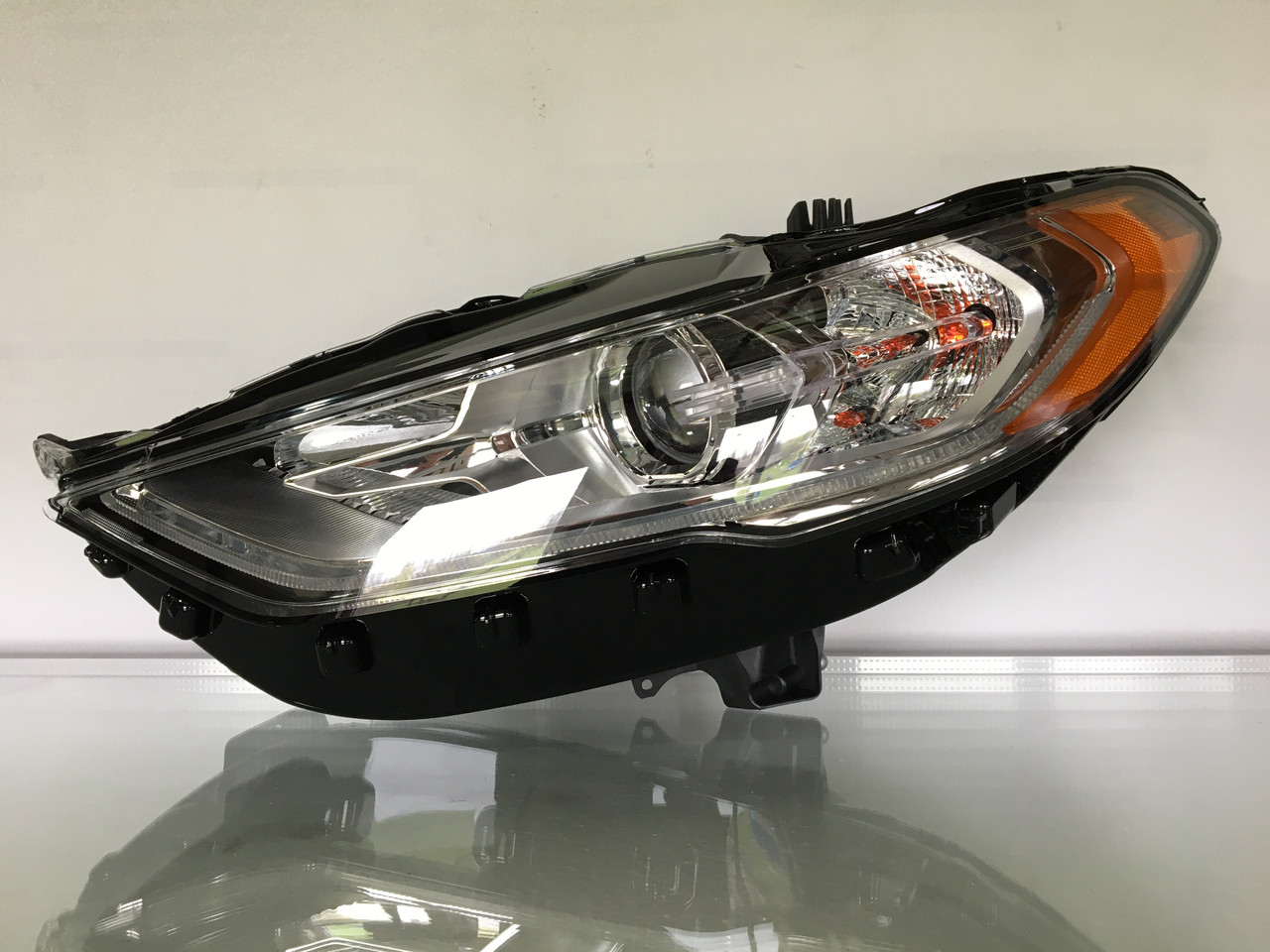 Фара передня галоген з жовтим куточком ліва Led ДХО FORD FUSION 2017 HS7Z13008H