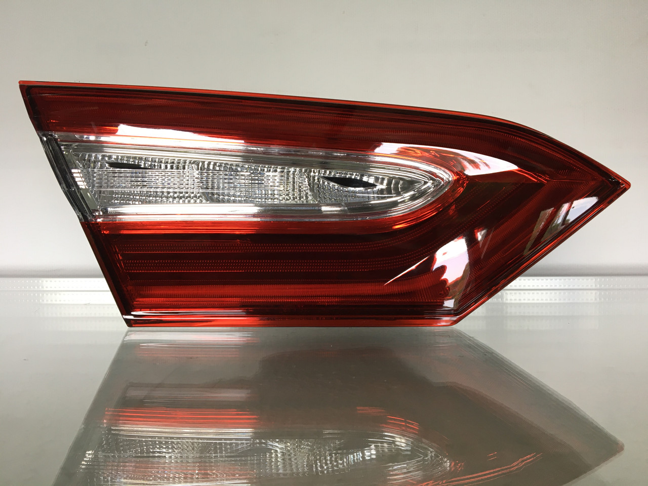 Ліхтар LED внутрішній Toyota Camry V70 2018-2020 USA лівий 81590-06630